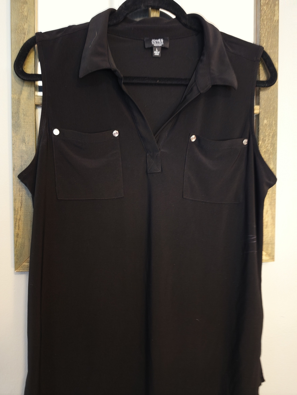 Jones Women’s Sleeveless Black Collared Pocket Top